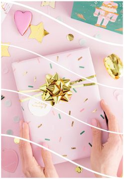 Fémes szalag és rózsa